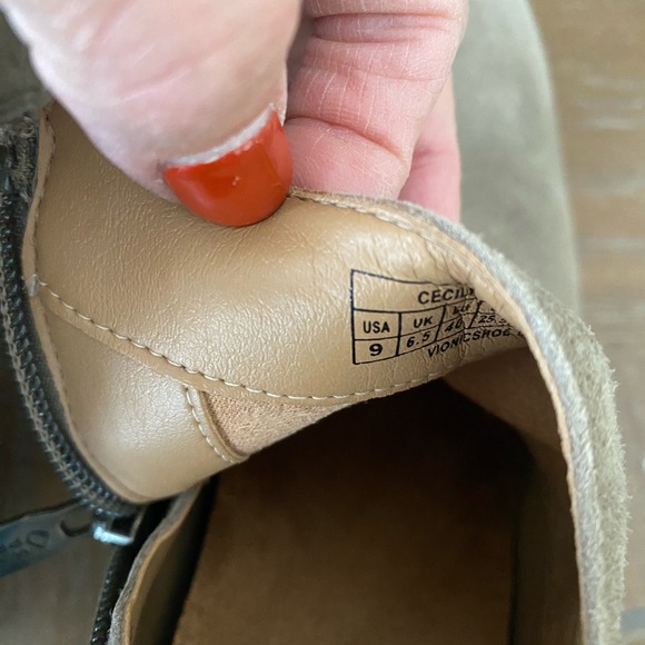 Lightly Worn Women’s Vionic Cecily Suede Boots Size 9 - Picture 4 of 7